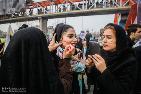 Viele junge IranerInnen sehen die Demonstration am Jahrestag der Revolution als Karneval an