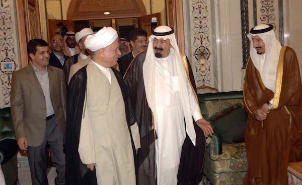Die ersten Versuche zur Versöhnung mit Saudi-Arabien hat Khameneis Rivale Ayatollah Hasehmi Rafsanjani (vorn, links) in den 1990ern übernommen