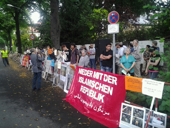 Der Verein Iranischer Flüchtlinge in Berlin organisiert auch Demonstrationen gegen die Menschenrechtsverletzungen im Iran - Foto: Eine Demonstration vor der iranischen Botschaft