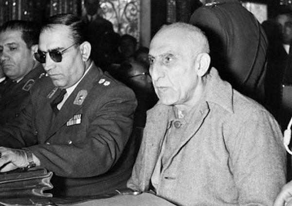 Dr. Mohammad Mossadegh (re.) wurde von einem Militärgericht zu drei Jahren Gefängnis und anschließendem Hausarrest verurteilt