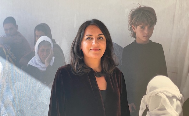Düzen Tekkal vor einem überdimensionalen Bild in ihrem Büro - Foto: Farhad Payar