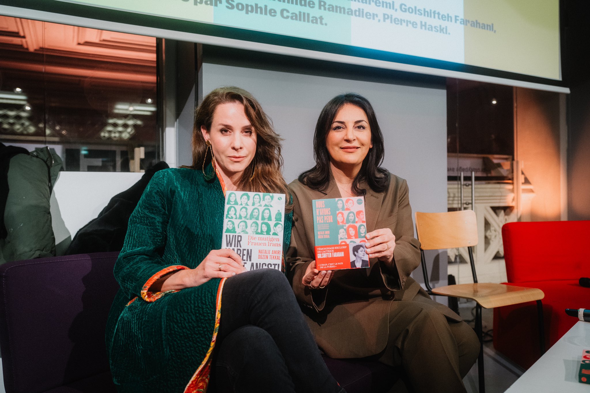 Düzen Tekkal und Natalie Amiri (li.) haben ein Buch über die mutigen Frauen Irans herausgegeben - Foto aus dem X-Account von @NatalieAmiri