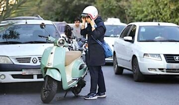 Motorradfahrerin in Teheran