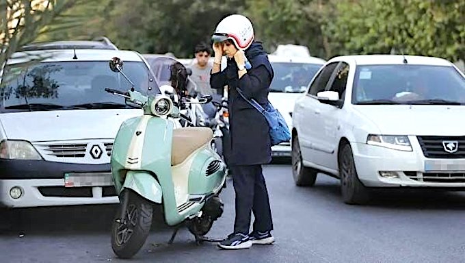 Motorradfahrerin in Teheran