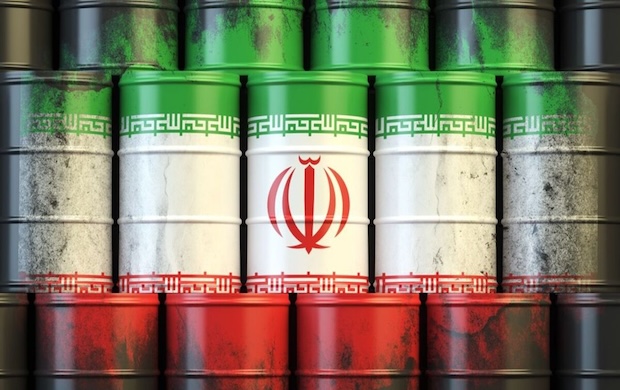 Ölfässer in Farben der iranischen Flagge